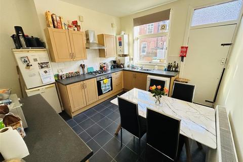 4 bedroom terraced house to rent, Welton Place, Hyde Park, Leeds, LS6 1EW