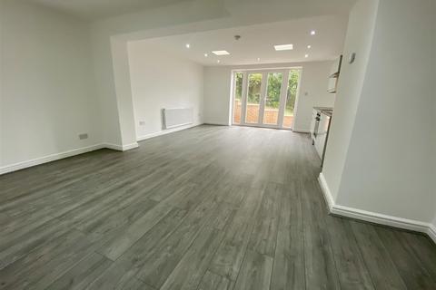 5 bedroom detached house to rent, Caistor Close, Manchester