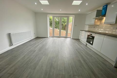 5 bedroom detached house to rent, Caistor Close, Manchester