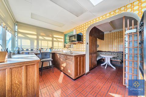 3 bedroom chalet for sale, Cross Road, Romford, RM7