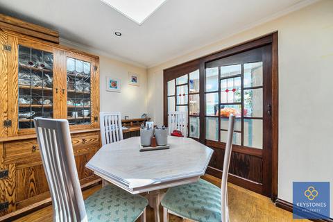 3 bedroom chalet for sale, Cross Road, Romford, RM7