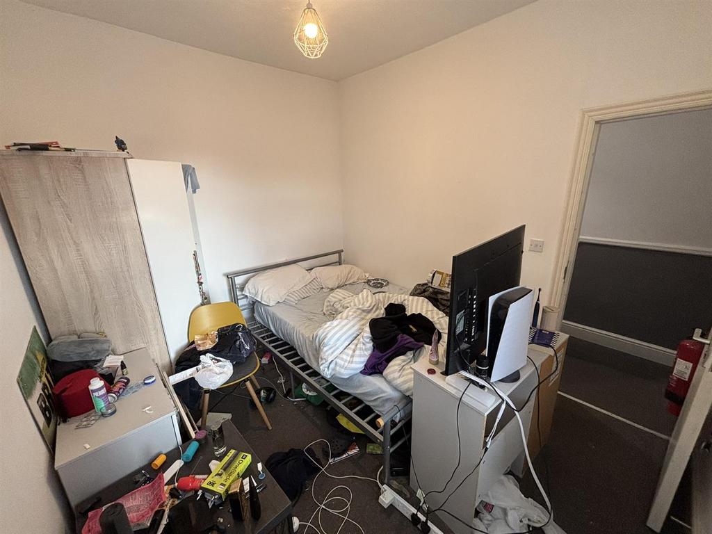 Middle Bedroom