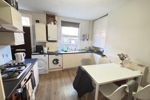 5 bedroom house to rent, Delph Mount, Leeds LS6