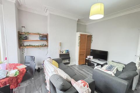 3 bedroom house to rent, Ashville Avenue, Leeds LS6