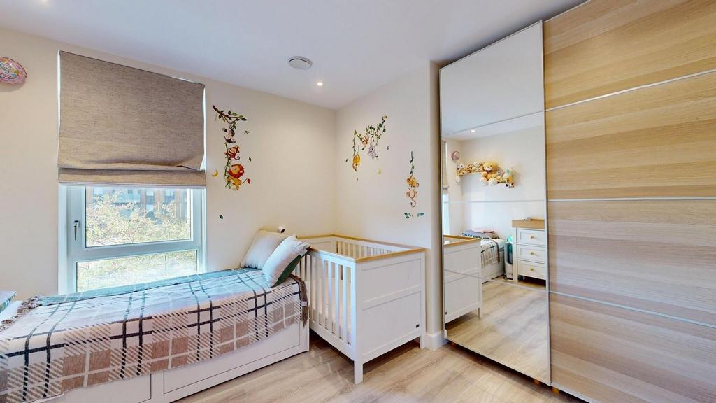 Bright and welcoming single bedroom with a larg...