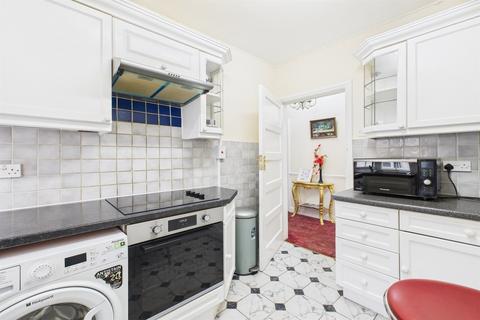 2 bedroom flat for sale, Bladon Court, Barrow Road, Streatham Common, SW16