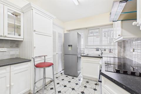 2 bedroom flat for sale, Bladon Court, Barrow Road, Streatham Common, SW16