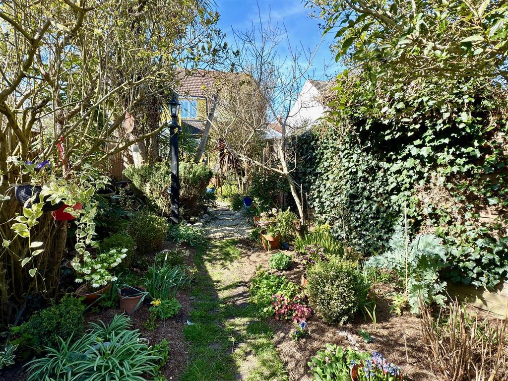 GARDEN 33.jpg