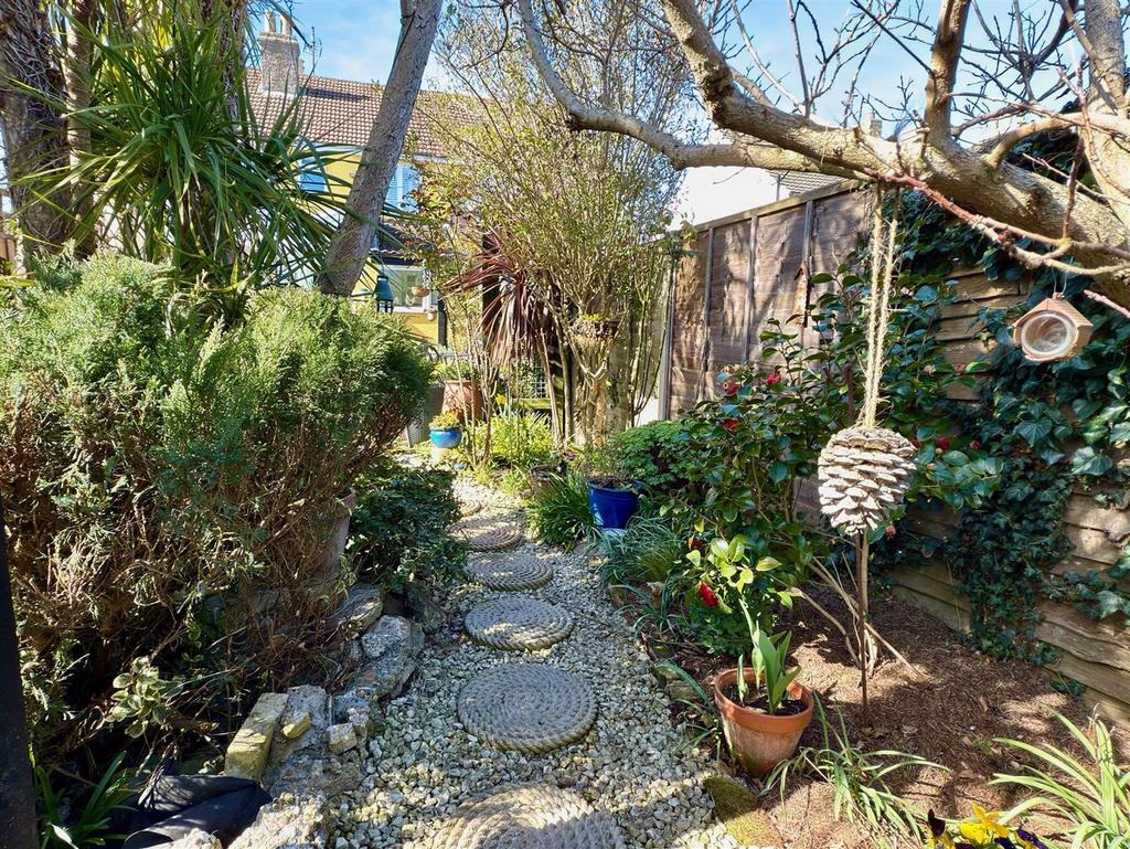GARDEN REAR 1.jpg