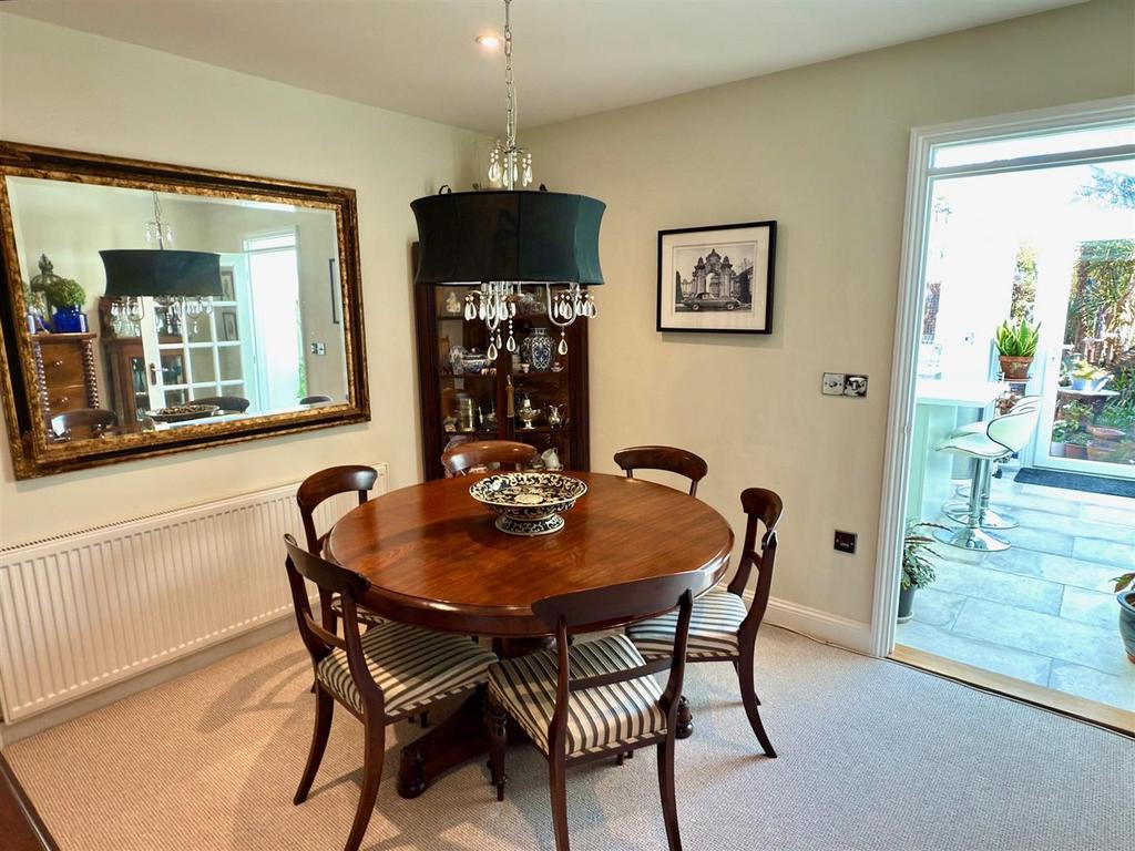 DINING ROOM.jpg