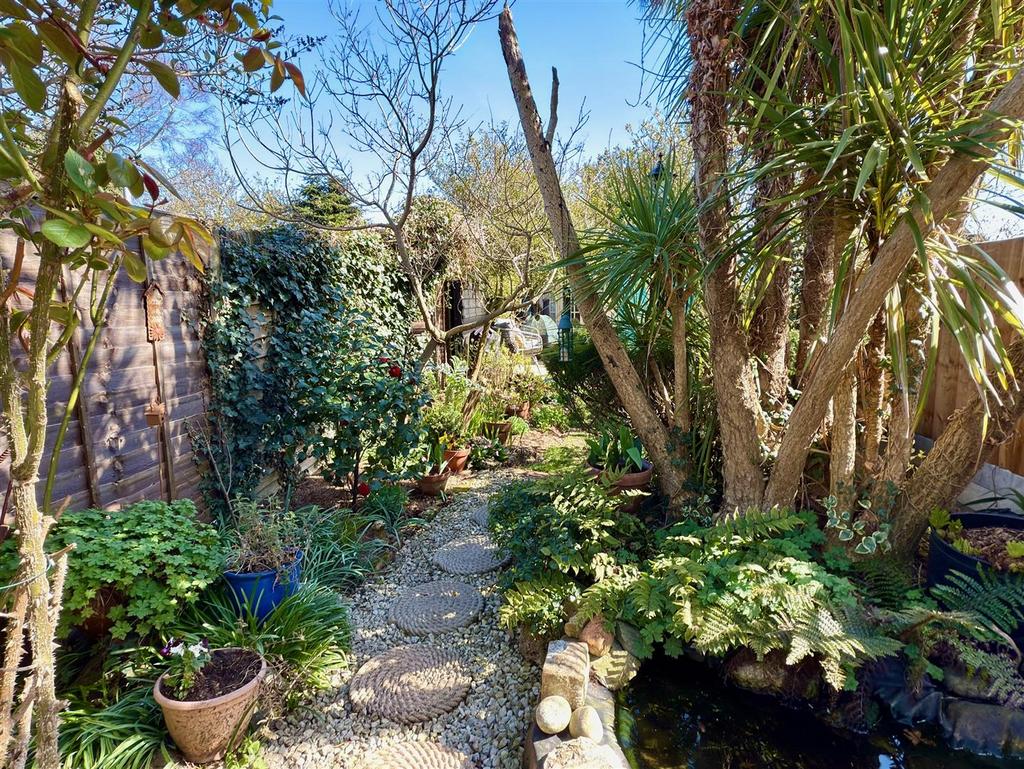 GARDEN AREA REAR.jpg