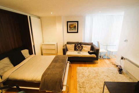 Studio to rent, Station Road, Hayes UB3