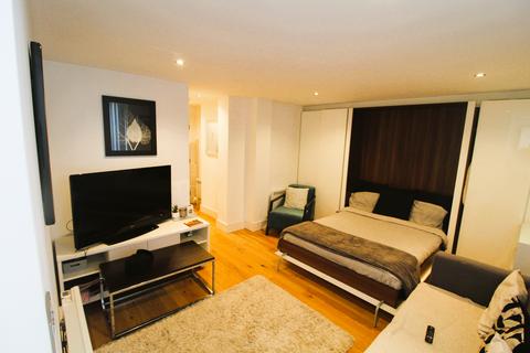Studio to rent, Station Road, Hayes UB3