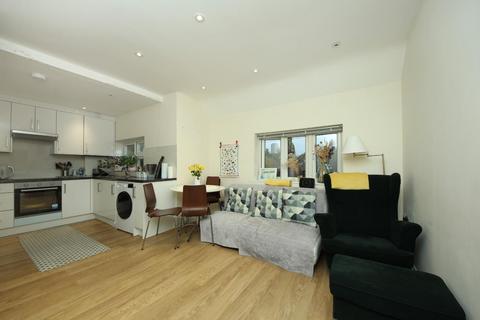 3 bedroom flat to rent, Crowther Avenue, TW8