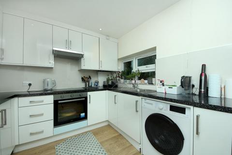 3 bedroom flat to rent, Crowther Avenue, TW8