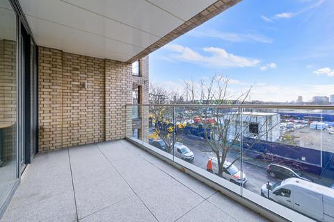 3 bedroom apartment to rent, Claremont House, Quebec Way, SE16