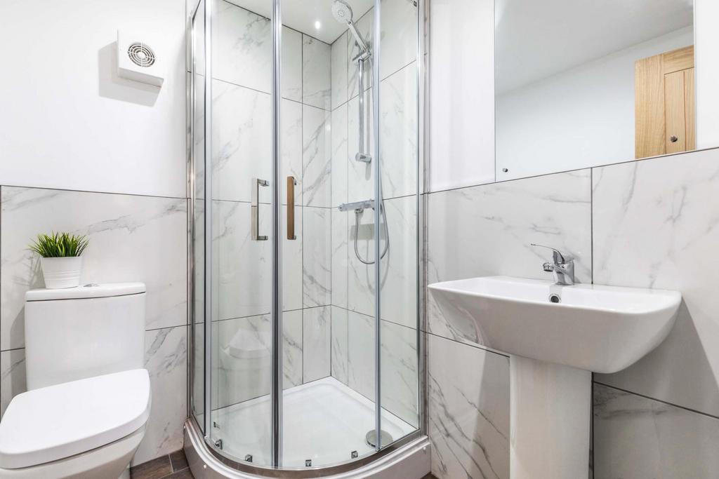 Modern and well-maintained bathroom suite featu...