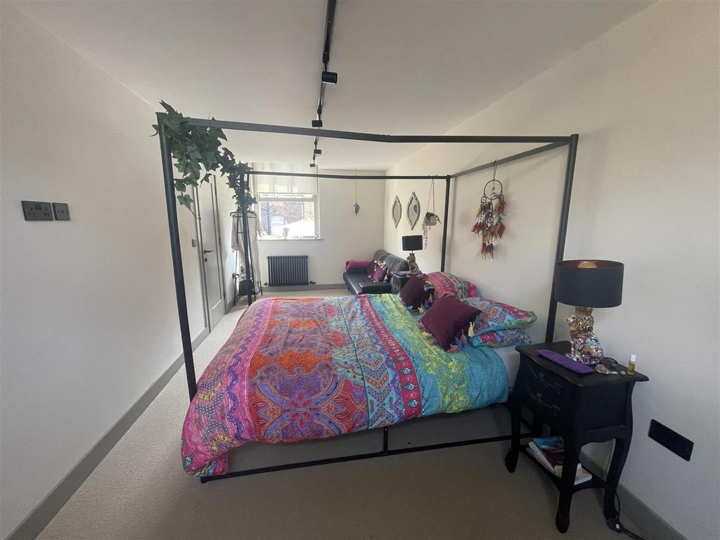 Master bed.jpg