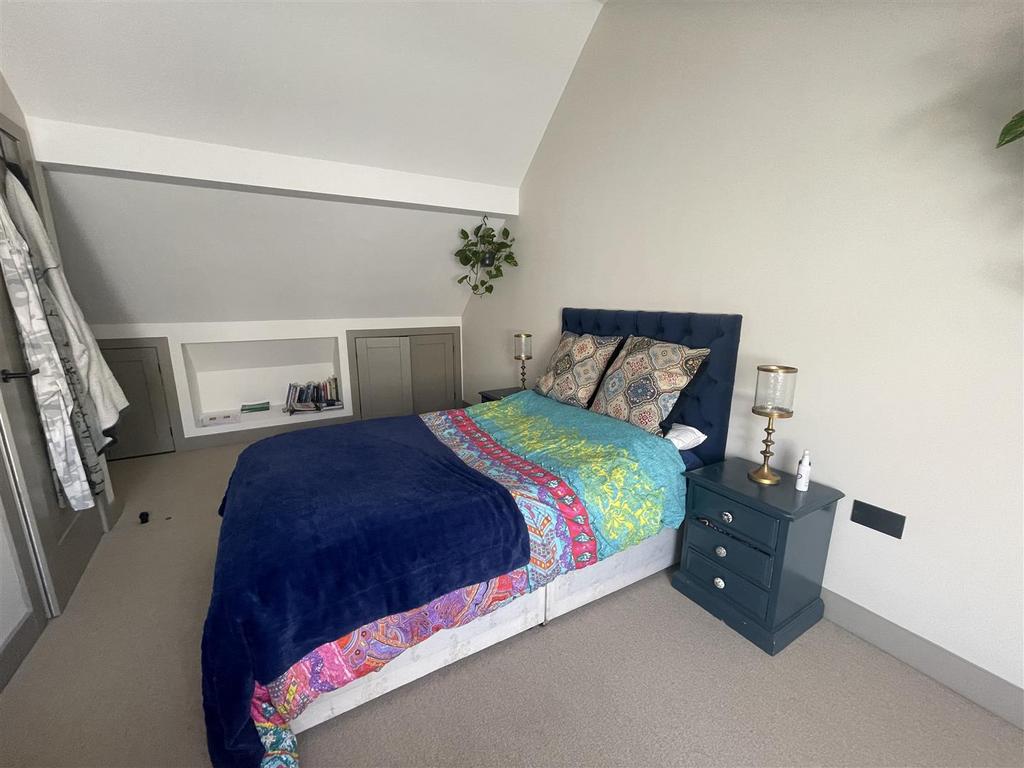 Bed 2.jpg