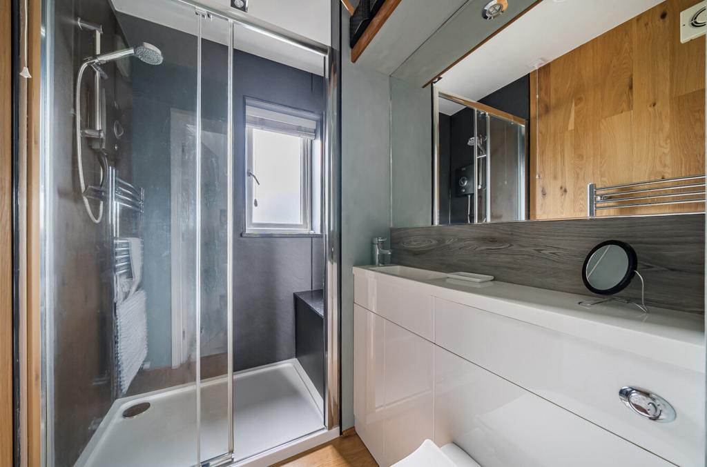 1370683-18-68f8b6...