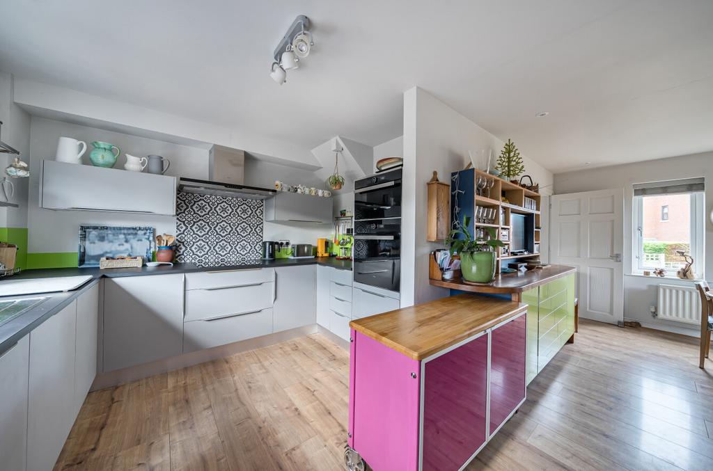 1370683-21-68f8b6...