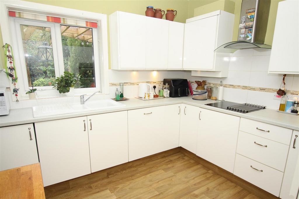 Kitchen a.jpg