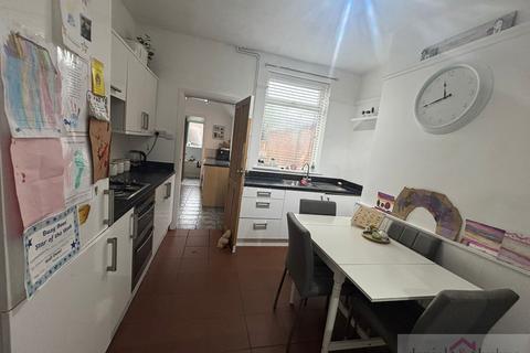 3 bedroom townhouse to rent, Portland Street, Leek, Staffordshire