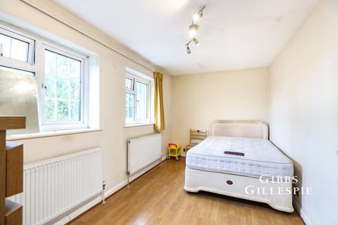 3 bedroom semi-detached house to rent, Lime Grove, Hayes, UB3