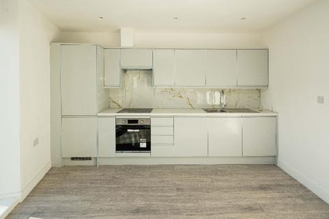 4 bedroom flat to rent, London N9