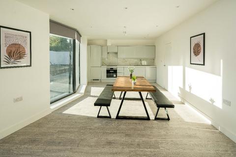 4 bedroom flat to rent, London N9