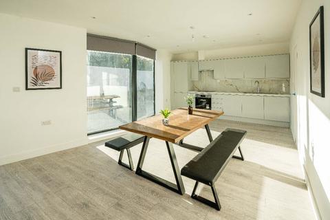 4 bedroom flat to rent, London N9