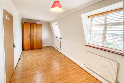 1 bedroom flat to rent, High Street, Whitton