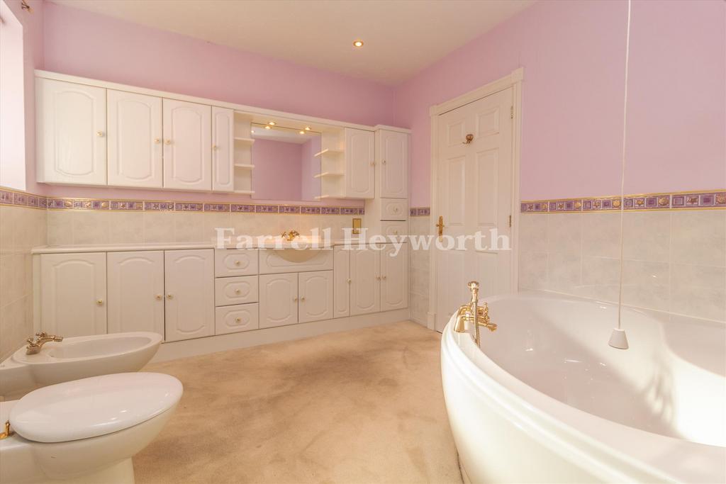 Master Bed en suite