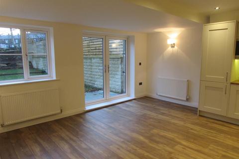 4 bedroom semi-detached house to rent, Sycamore Grove, Eastburn