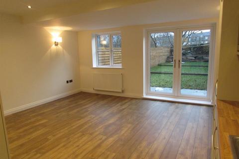 4 bedroom semi-detached house to rent, Sycamore Grove, Eastburn