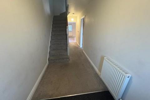 4 bedroom semi-detached house to rent, Sycamore Grove, Eastburn