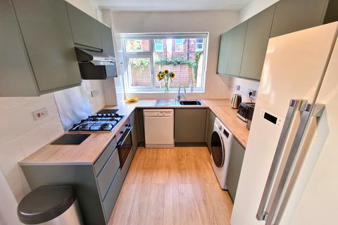 5 bedroom semi-detached house to rent, Trinity Avenue, Nottingham NG7