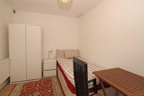 undefined, Jersey Road, Isleworth TW7