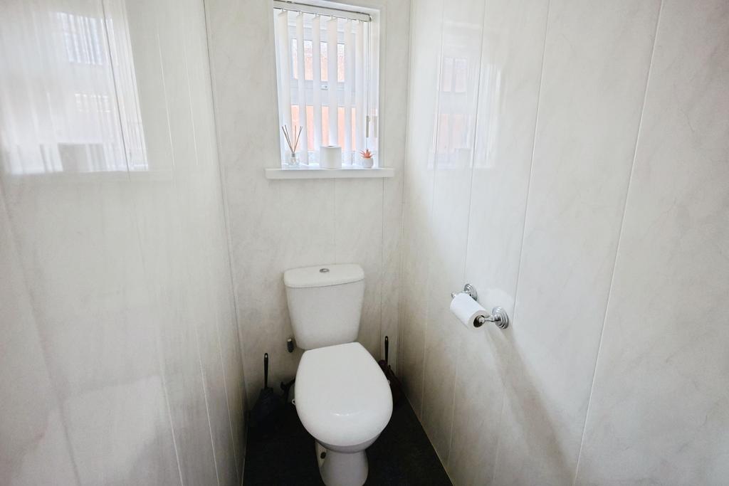 Pbox-bathroom-333232.JPG