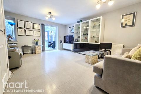 4 bedroom semi-detached house for sale, Sanders Close, Stratton St Margaret