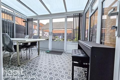 4 bedroom semi-detached house for sale, Sanders Close, Stratton St Margaret