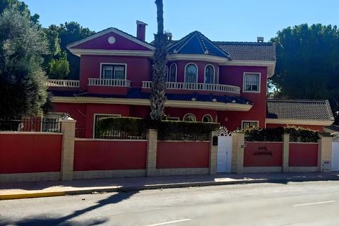 4 bedroom villa, Av. Antonio Quesada