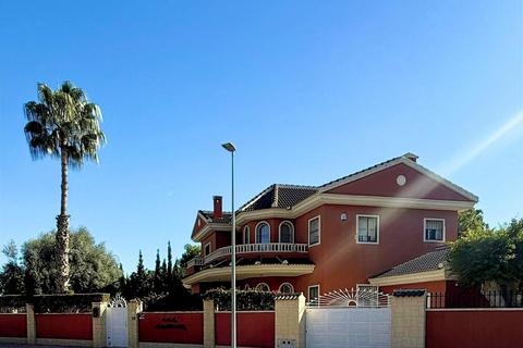 4 bedroom villa, Av. Antonio Quesada