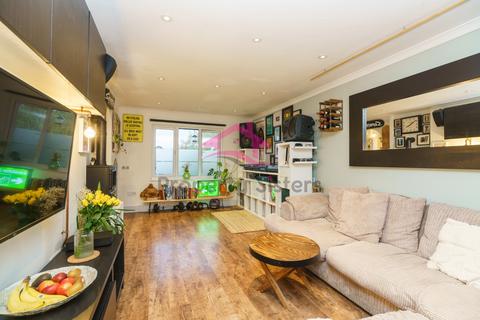 2 bedroom flat for sale, Gatting Close, Pavilion Way, Edgware, HA8
