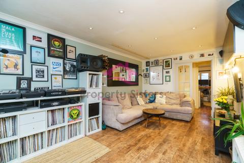 2 bedroom flat for sale, Gatting Close, Pavilion Way, Edgware, HA8