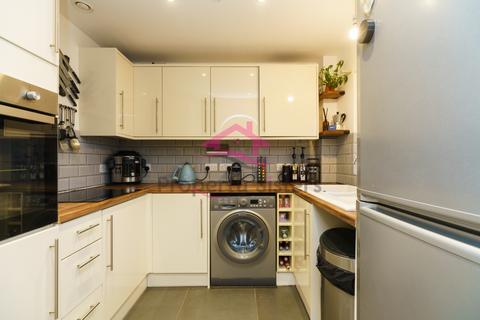 2 bedroom flat for sale, Gatting Close, Pavilion Way, Edgware, HA8