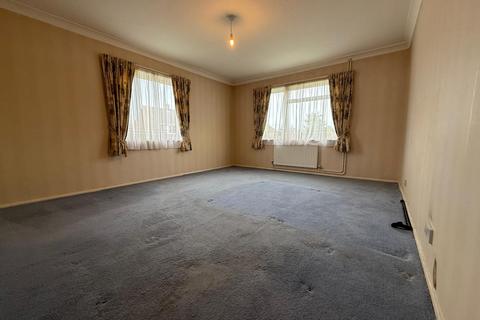2 bedroom flat for sale, 4 Lodden Close, Bicester, Oxfordshire OX26 2AZ