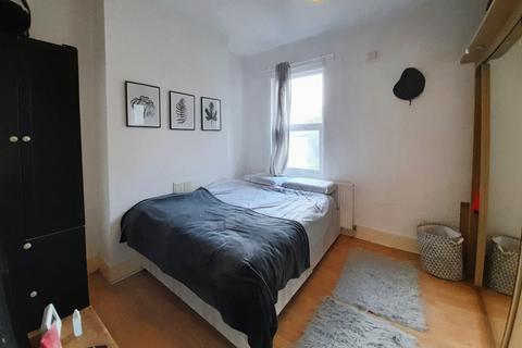 1 bedroom apartment for sale, Dingwall Road, London SW18