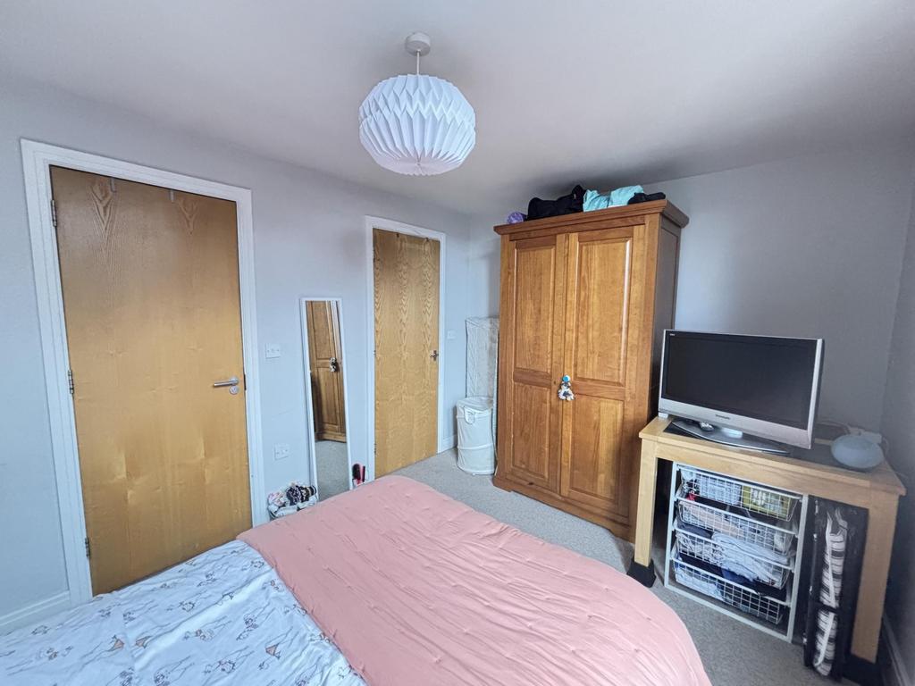 A cozy bedroom featuring a double bed with a pi...