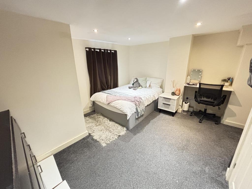 A spacious and well-maintained double bedroom f...